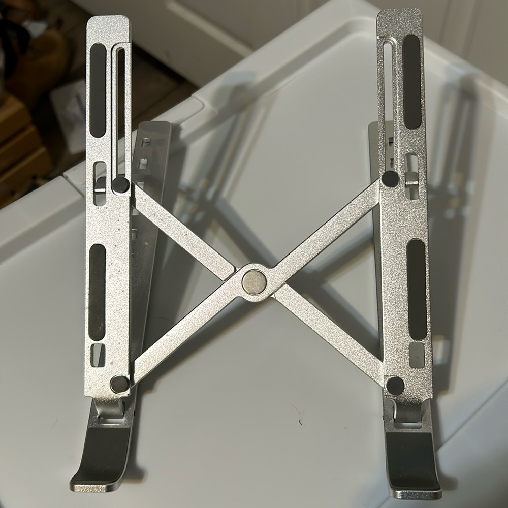 Folding laptop stand